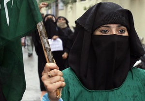 В Париже арестовали около 50 мусульманских активистов, в том числе женщин в никабах