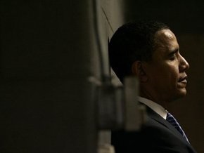 СМИ: Барака Обаму несколько лет сопровождает таинственный помощник