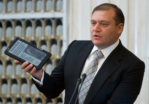 Янукович поручил Табачнику заняться производством электронных учебников
