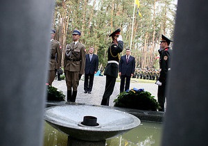 Янукович и Коморовский открыли Мемориал жертвам тоталитаризма в Быковне