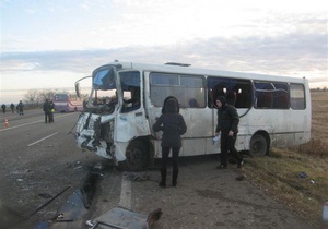 На трассе Киев - Одесса столкнулись легковой автомобиль, грузовик и маршрутка: есть погибшие