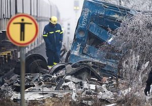 Германия - В Германии пассажирский поезд столкнулся с грузовиком