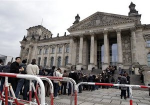 В Берлине купол Рейхстага закрыли для посетителей из-за угрозы теракта