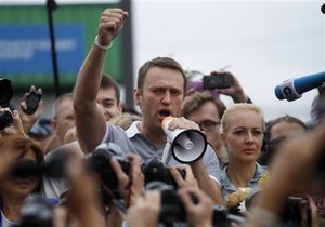 Протесты в России - приговор Навальному: Участников акции на Манежке обвиняют в вандализме из-за надписей на здании Госдумы