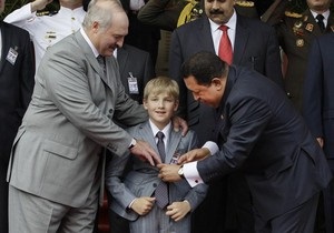 Лукашенко пообещал Чавесу, что его сын продолжит сотрудничество с Венесуэлой