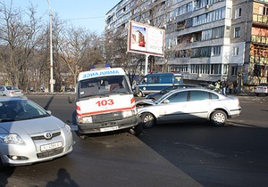 Новости Киева - ДТП - ДТП в Киеве: автомобиль милиции врезался в скорую помощь