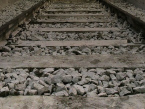 Во Львове на железнодорожный путь упала железобетонная конструкция