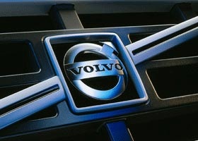 Прибыль Volvo упала в два раза