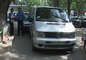 В Одессе водитель микроавтобуса, пытаясь уйти от погони, протаранил два автомобиля ГАИ