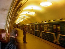 На рельсы московской подземки ежегодно падает до 150 человек