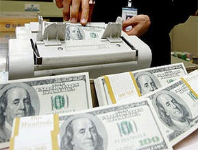 Доллар на межбанке немного снизился