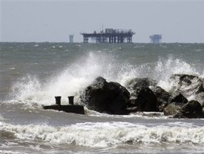 Страны ОПЕК решили не сокращать добычу нефти
