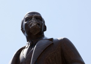У памятника Ленину в Борисполе отбили нос