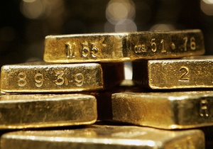 Мировые цены на золото значительно снижаются