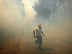 Пожары вокруг Афин: тысячи людей покидают дома, спасаясь от огня