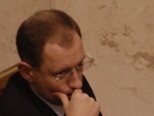 Яценюк: Принять Конституцию в стенах парламента уже невозможно