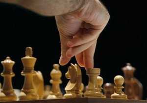 Помощник Медведева сыграл в шахматы с роботом
