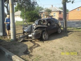 В Харькове автомобиль врезался в электроопору, один человек погиб и шесть травмированы