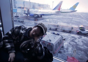 В московском аэропорту Домодедово толпа прорвала заграждение у зоны паспортного контроля