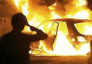 В Кременчуге женщина подожгла автомобиль своего бывшего мужа и сама чуть не сгорела