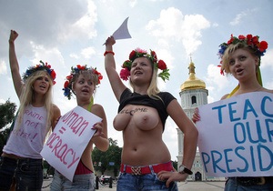 Фотогалерея: Хиллари, помоги! FEMEN встретили госсекретаря США в Киеве топлес