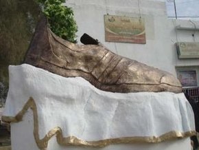 Иракские власти демонтировали памятник брошенному в Буша ботинку