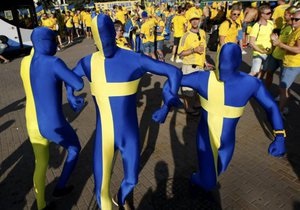 Четыре тысячи шведских фанов прошли маршем по центру Киева