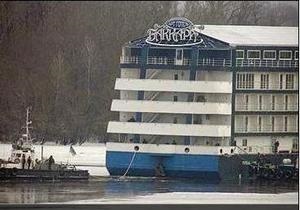 С киевской набережной отбуксировали последний плавучий отель
