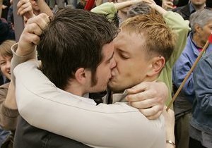 Суд визнав заборону на одностатеві шлюби в Каліфорнії неконституційною