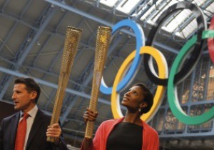 Фотогалерея: Предвестник Олимпиады. В Лондоне представили факел Игр-2012