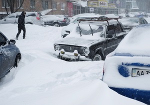 У Києві заборонять паркування на узбіччях, щоб полегшити комунальним службам прибирання снігу