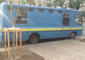 Новини Києва - Київрада - Біля будівлі КМДА стоять чотири автобуси з Беркутом