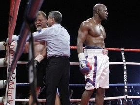 Холифилд досрочно победил Боту