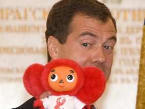 Олимпийцы подарили Медведеву красного Чебурашку