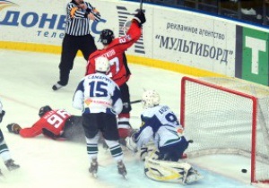 Хоккей: Донбасс в напряженном матче одолел подмосковный Титан