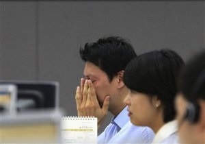 Фондові біржі Гонконга перервали роботу через тайфун