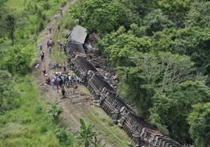 Новини Мексики - нелегали - У Мексиці з рейок зійшов потяг з нелегальними мігрантами на даху, є загиблі