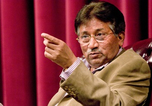 Новини Пакистану - В екс-президента Пакистану Мушаррафа, який виходив з будівлі суду, жбурнули черевик