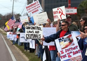 У США пройшли десятки демонстрації проти обмеження обігу зброї
