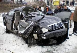 На Закарпатті внаслідок падіння дерева на автомобіль загинули дві людини