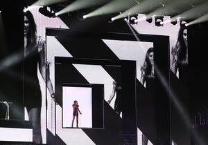 Ани Лорак отметила 20-летие творческой деятельности концертом для приемных детей