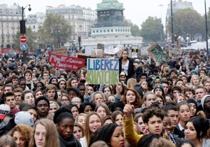 Во Франции разгорелся скандал из-за депортированной 15-летней мигрантки из Косово