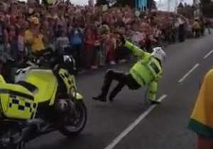 Британський поліцейський розважав глядачів естафети олімпійського вогню танцями