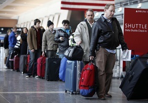 Новини США - аеропорт - Двоє співробітників нью-йоркського аеропорту постраждали від фосфорної кислоти