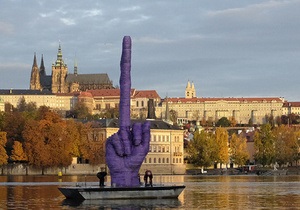 Чехия: Пражскому Граду показали неприличный жест