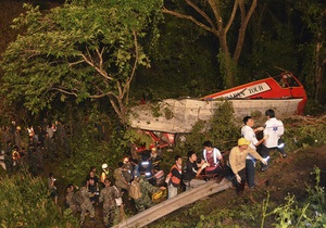 У Таїланді автобус з паломниками впав у прірву