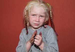 новости Ирландии - дети - цыгане - Тест ДНК подтвердил, что светловолосая и голубоглазая девочка - дочь ирландских цыган