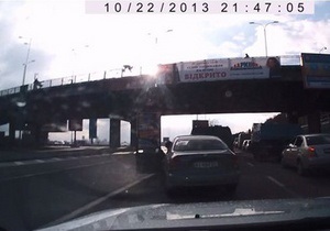 В сети появилось видео падения женщины с моста Метро на проезжую часть