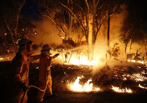 Из-за пожаров в пригородах Сиднея эвакуируют тысячи человек, зафиксированы случаи мародерства