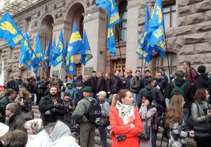 Мітинг біля Київради проходить мирно, але Свобода має намір прорватися всередину будівлі